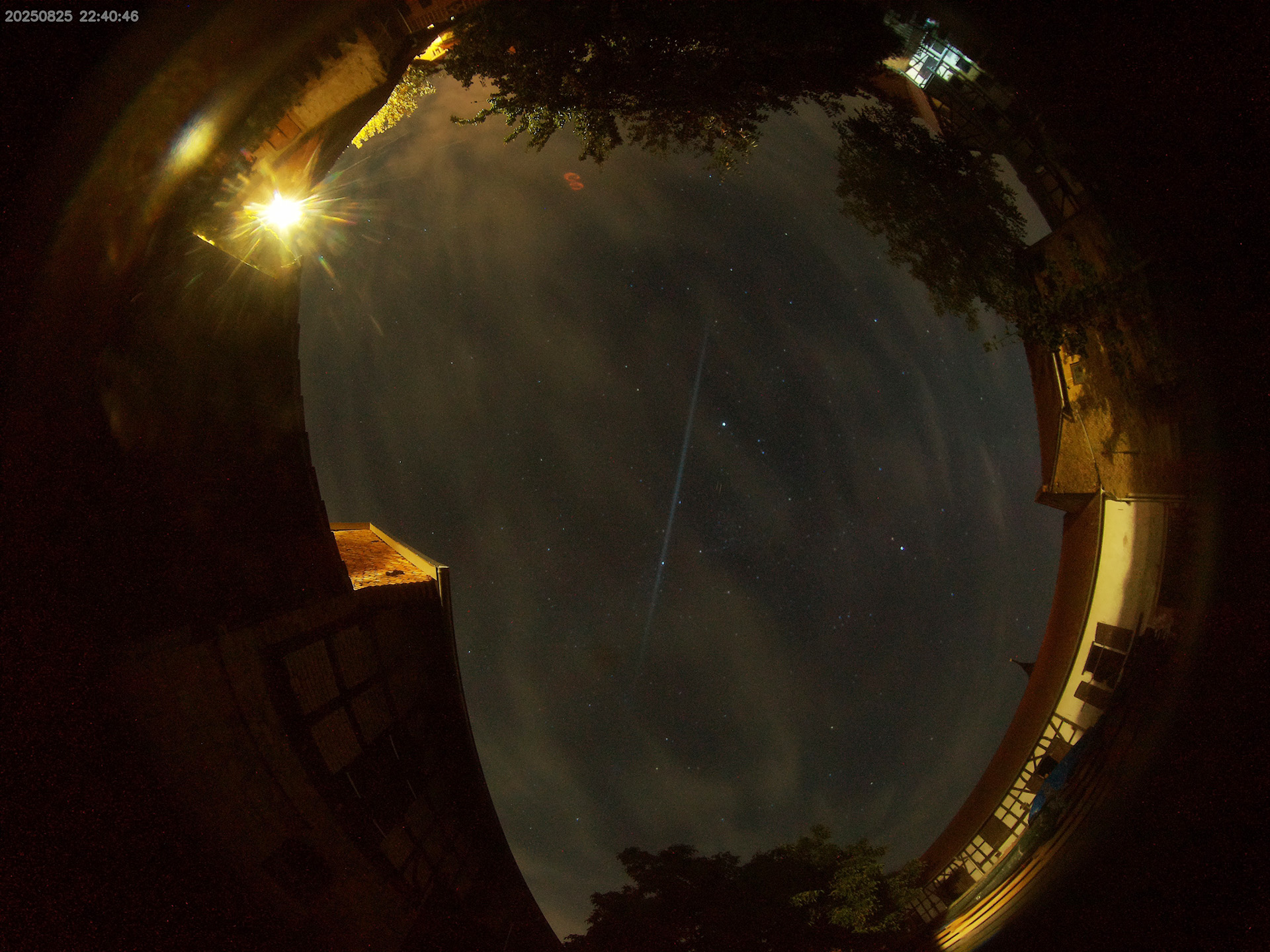 Leuchtspur einer chinesischen Raketenstufe CZ-8A